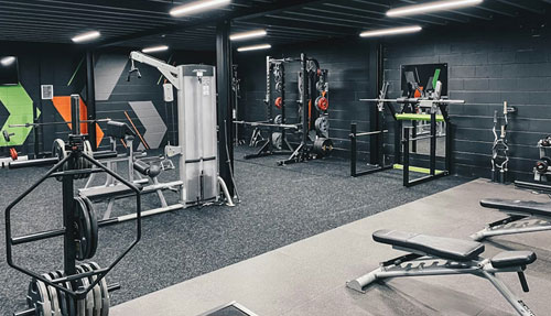 Comment Concevoir une Zone de Musculation Haute Performance dans un Gym Commercial